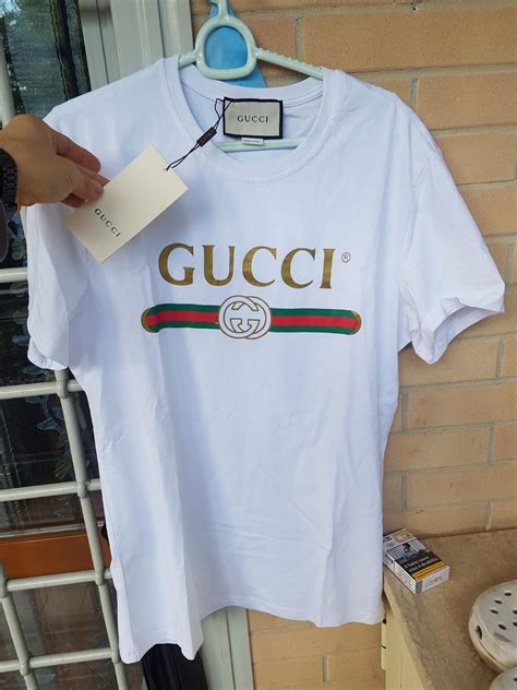 la t shirt bianca con logo gucci|gucci logo t shirt.